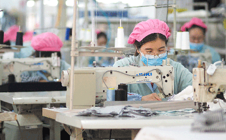 劉潭服裝車間：堅(jiān)守一線不放松 防控疫情保生產(chǎn)
