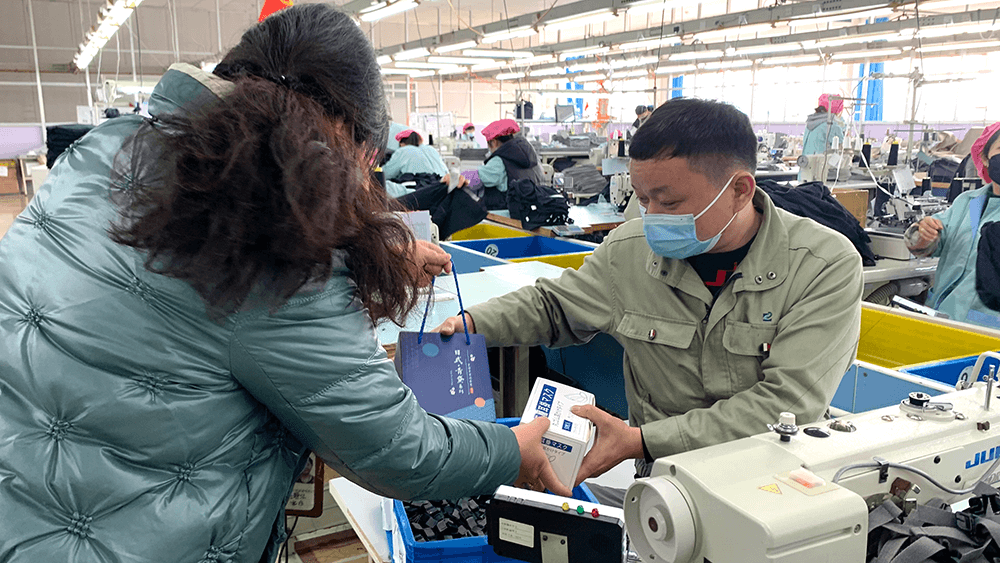 劉潭服裝員工收到暖心新年伴手禮