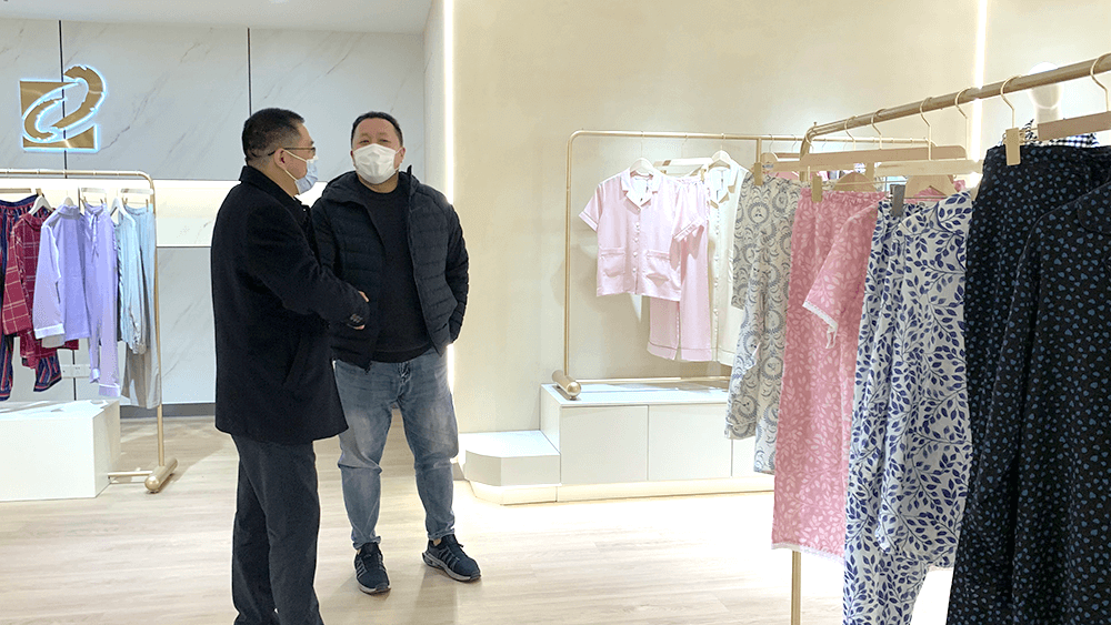 熱烈歡迎江蘇銀行領(lǐng)導(dǎo)帶隊(duì)走訪劉潭服裝