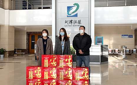 迎新春 送溫暖——區(qū)工信走訪慰問劉潭服裝