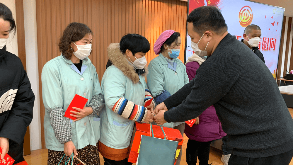 劉潭服裝慰問(wèn)困難職工