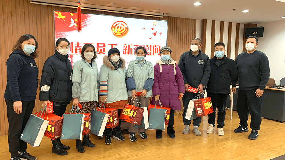 劉潭服裝慰問(wèn)困難職工