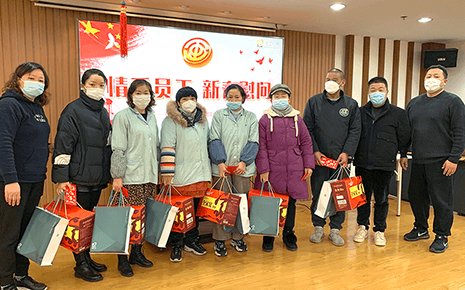 歲寒情深送溫暖，劉潭服裝慰問困難職工