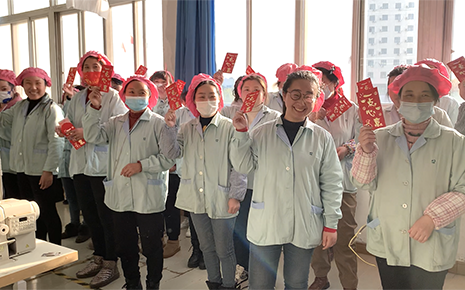 劉潭服裝派發(fā)“開門紅包” 吹響“開局之年加油干”的沖鋒號(hào)