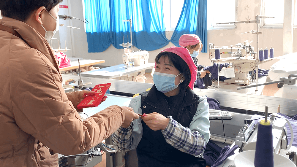 劉潭服裝派發(fā)&ldquo;開(kāi)門(mén)紅包&rdquo;