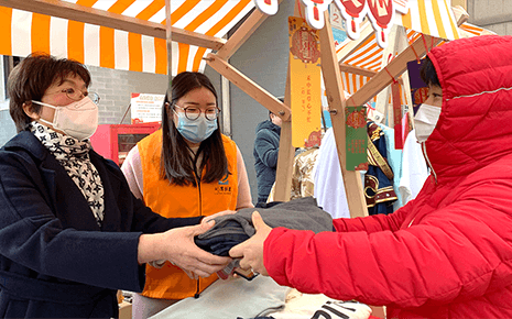 劉潭服裝元宵義賣聚愛心 慰問老人送溫暖