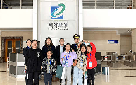 關(guān)愛(ài)下一代——?jiǎng)⑻斗b組織職工子女走企業(yè)暢說(shuō)美好未來(lái)