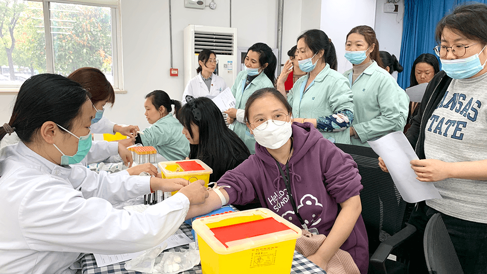 劉潭服裝組織職工進(jìn)行免費體檢