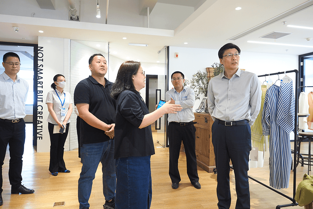 熱烈歡迎江蘇銀行領(lǐng)導(dǎo)走訪調(diào)研劉潭服裝