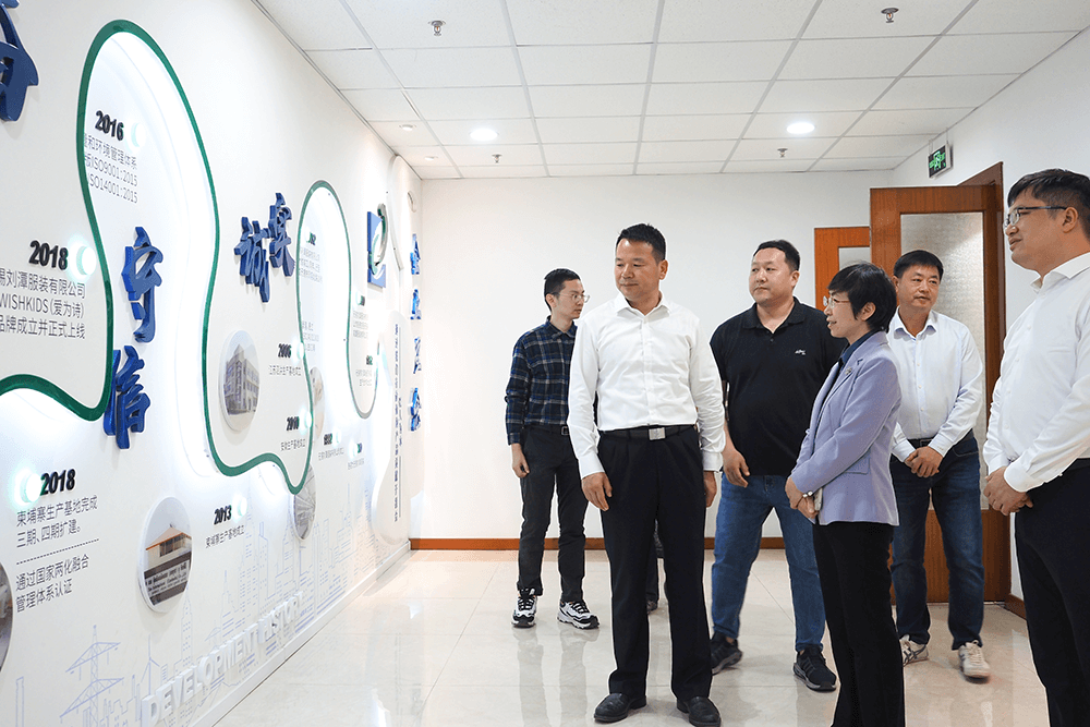 熱烈歡迎省市僑聯(lián)領(lǐng)導(dǎo)一行赴劉潭服裝調(diào)研