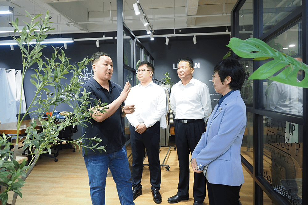 熱烈歡迎省市僑聯(lián)領(lǐng)導(dǎo)一行赴劉潭服裝調(diào)研