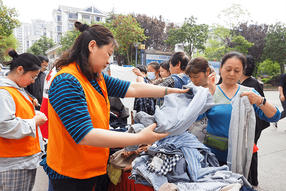 劉潭服裝參加社區(qū)公益義賣