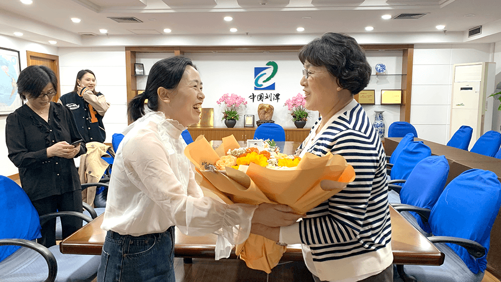 劉潭服裝熱烈歡迎街道組織委員來訪