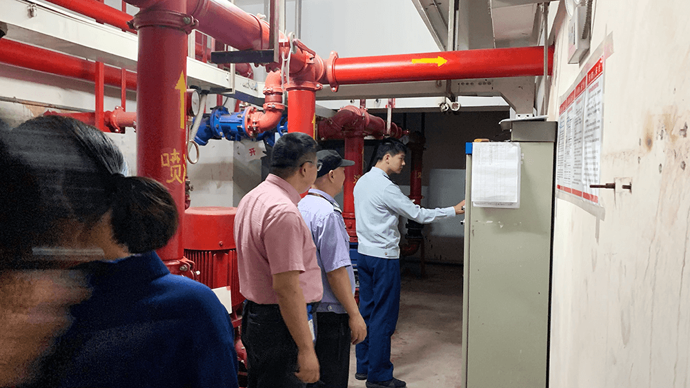 區(qū)消防救援大隊對劉潭服裝開展消防安全檢查