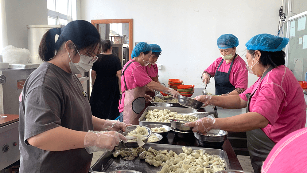 劉潭服裝全廠員工一起吃餛飩