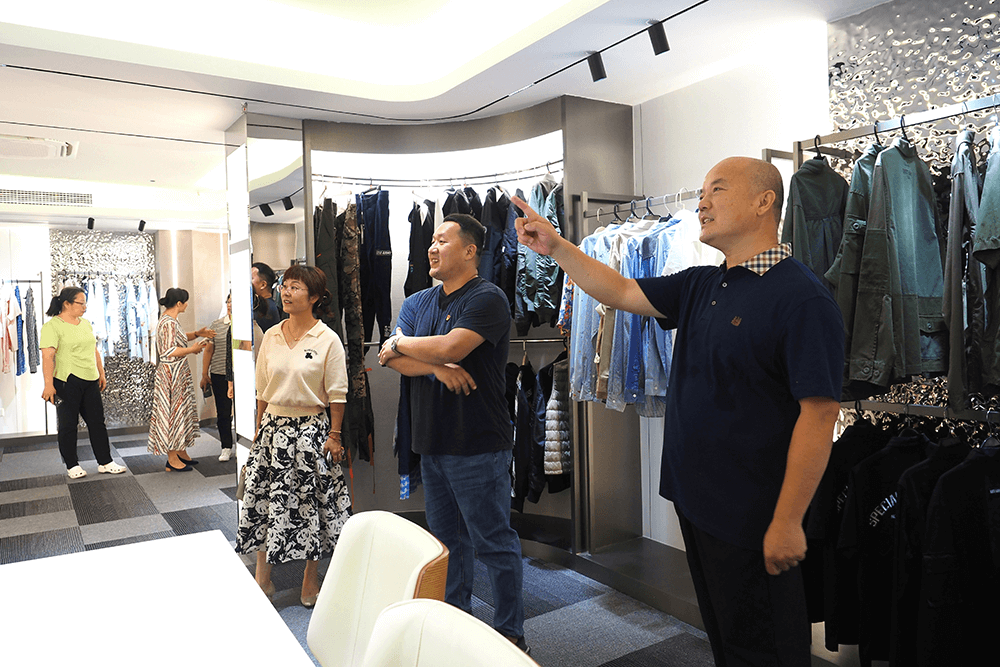 區(qū)人大代表到劉潭服裝開展工作視察