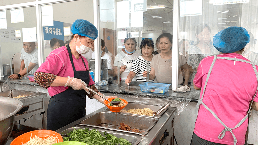 劉潭服裝來(lái)碗生日面共抒愛(ài)黨情