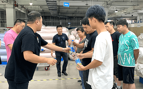 劉潭服裝：工會開展“夏送清涼”活動