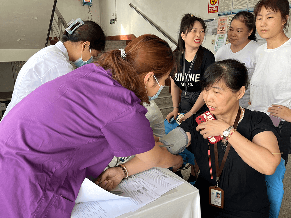 劉潭服裝家庭醫(yī)生進(jìn)企業(yè)