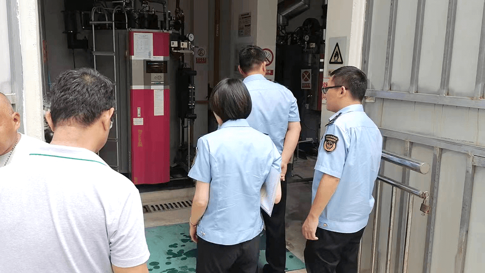 區(qū)應(yīng)急管理局和街道應(yīng)急辦對(duì)劉潭服裝開(kāi)展安全大檢查