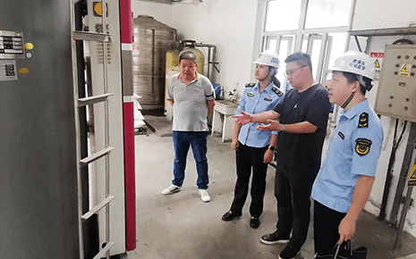 梁溪區(qū)市場(chǎng)監(jiān)督局來到劉潭服裝開展專項(xiàng)檢查