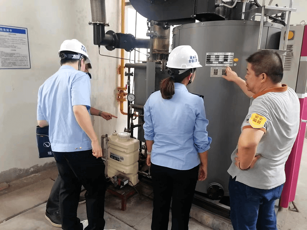 梁溪區(qū)市場(chǎng)監(jiān)督局來到劉潭服裝開展專項(xiàng)檢查