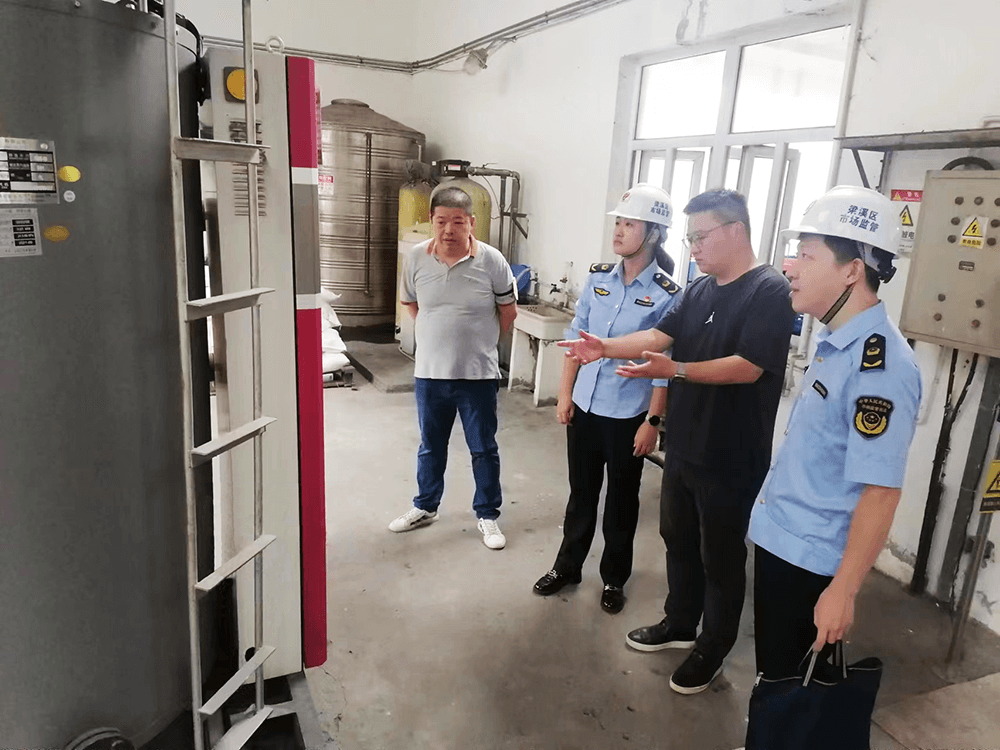 梁溪區(qū)市場(chǎng)監(jiān)督局來到劉潭服裝開展專項(xiàng)檢查