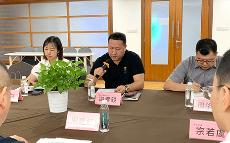 熱烈祝賀劉潭服裝總經(jīng)理馮君毅當(dāng)選新一屆黃巷街道商會(huì)理事會(huì)會(huì)長(zhǎng)