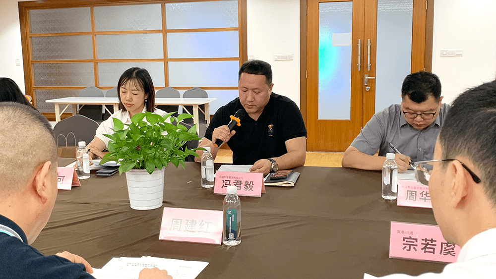 劉潭服裝總經(jīng)理馮君毅當(dāng)選黃巷街道商會(huì)理事會(huì)會(huì)長(zhǎng)