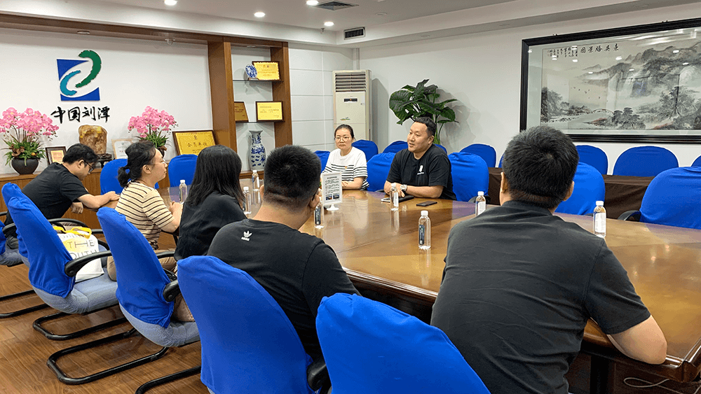 街道組織委員到劉潭服裝進(jìn)行走訪慰問