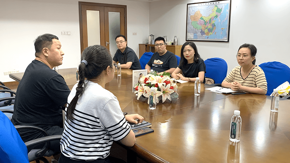 街道組織委員到劉潭服裝進(jìn)行走訪慰問