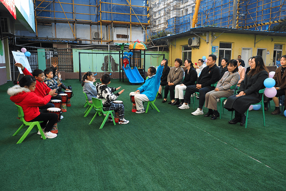 劉潭服裝關愛特殊兒童