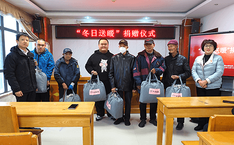 區(qū)人大代表劉潭服裝董事長(zhǎng)錢玉萍接待選民并捐贈(zèng)暖被