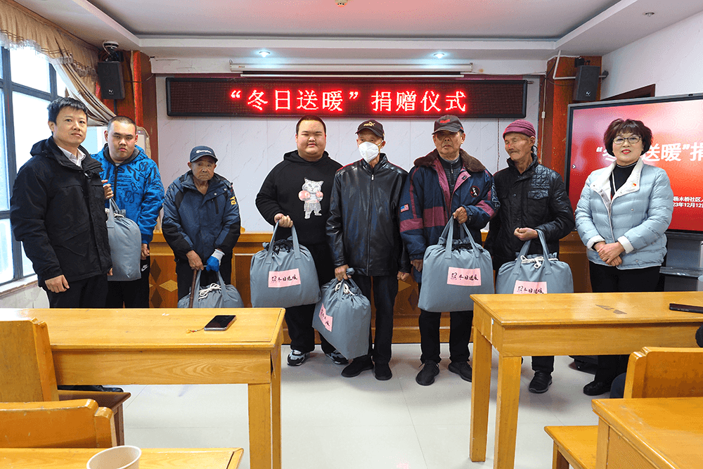 區(qū)人大代表劉潭服裝董事長錢玉萍接待選民并捐贈暖被