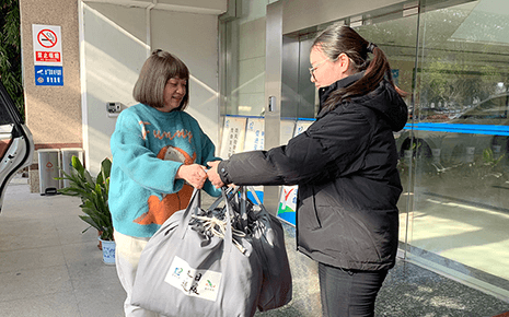 劉潭服裝持續(xù)開展冬日送暖、愛心捐贈(zèng)活動(dòng)