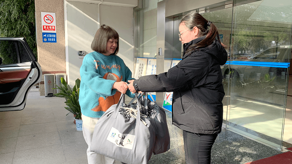 劉潭服裝持續(xù)開展冬日送暖、愛心捐贈(zèng)活動(dòng)