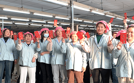 劉潭服裝：派發(fā)開(kāi)門(mén)紅包，新的一年“龍”重開(kāi)始