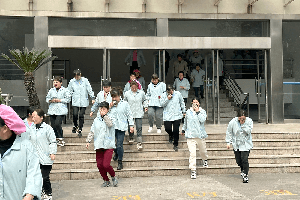 劉潭服裝生產(chǎn)車間模擬火災(zāi)救援演練