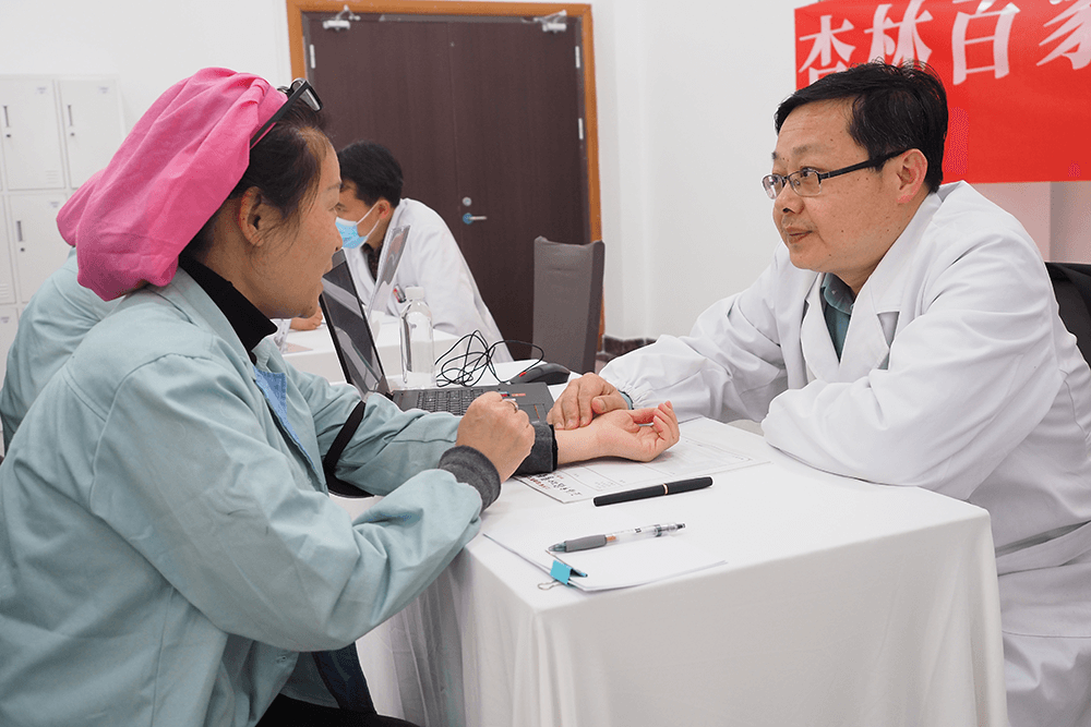 劉潭服裝開展義診活動