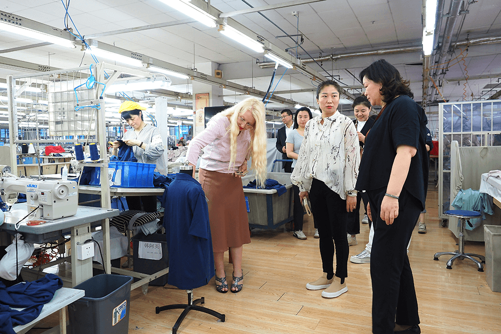 熱烈歡迎區(qū)商務(wù)局到劉潭服裝開展走訪調(diào)研