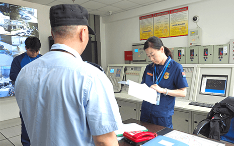 區(qū)消防大隊到劉潭服裝進行“雙隨機”消防安全檢查