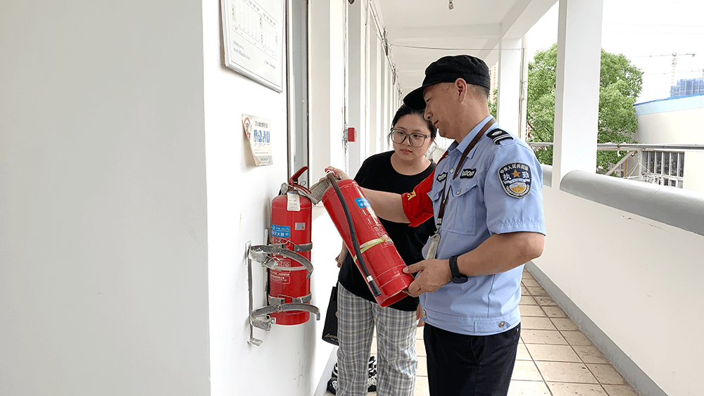 劉潭服裝開展宿舍安全檢查