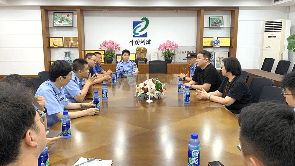 街道聯(lián)合檢查組到劉潭服裝開展安全檢查