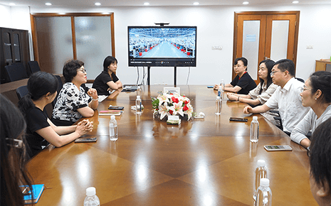 熱烈歡迎區(qū)委常委與組織部部長(zhǎng)一行到劉潭服裝開(kāi)展走訪調(diào)研