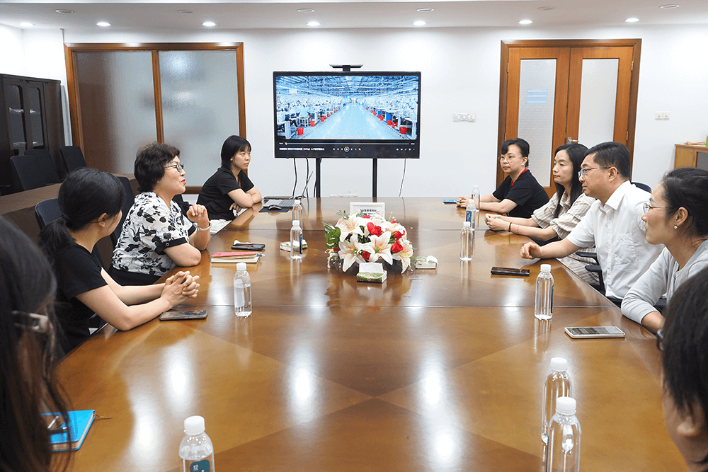 熱烈歡迎區(qū)委常委與組織部部長一行到劉潭服裝開展走訪調研