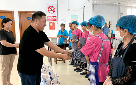“食堂有愛(ài)，夏送清涼”劉潭服裝開(kāi)展食堂高溫慰問(wèn)活動(dòng)