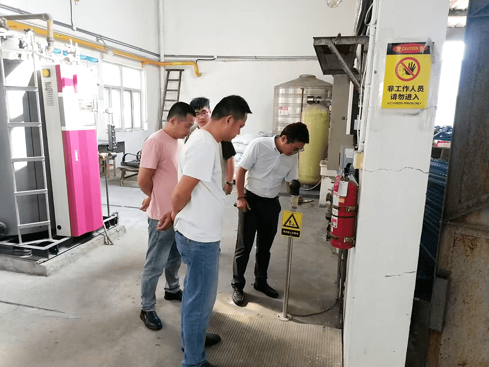 街道應急辦到劉潭服裝進行電氣線路安全檢查