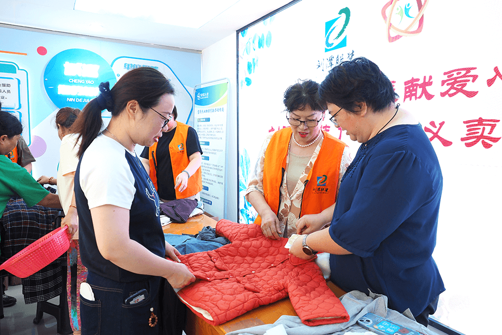 劉潭服裝到社區(qū)開展惠民義賣活動(dòng)