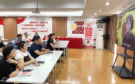 劉潭服裝：學(xué)習(xí)榜樣精神，汲取榜樣力量