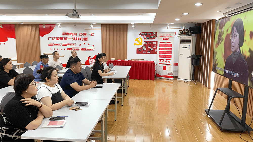 劉潭服裝：學習榜樣精神，汲取榜樣力量